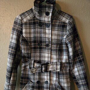 This is a fantastic vintage style coat of beige textured fabric.